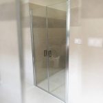Roth LYP2 keret nélküli kétszárnyú nyílóajtós zuhanyajtó oszlopzsanérral