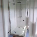 Radaway Essenza New exkluzív keret nélküli zuhanykabin nyílóajtóval