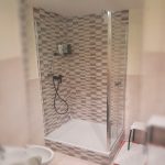 Radaway NES DWD+S zuhanykabin kétszárnyú nyílóajtóval , lapos műmárvány zuhanytálcán